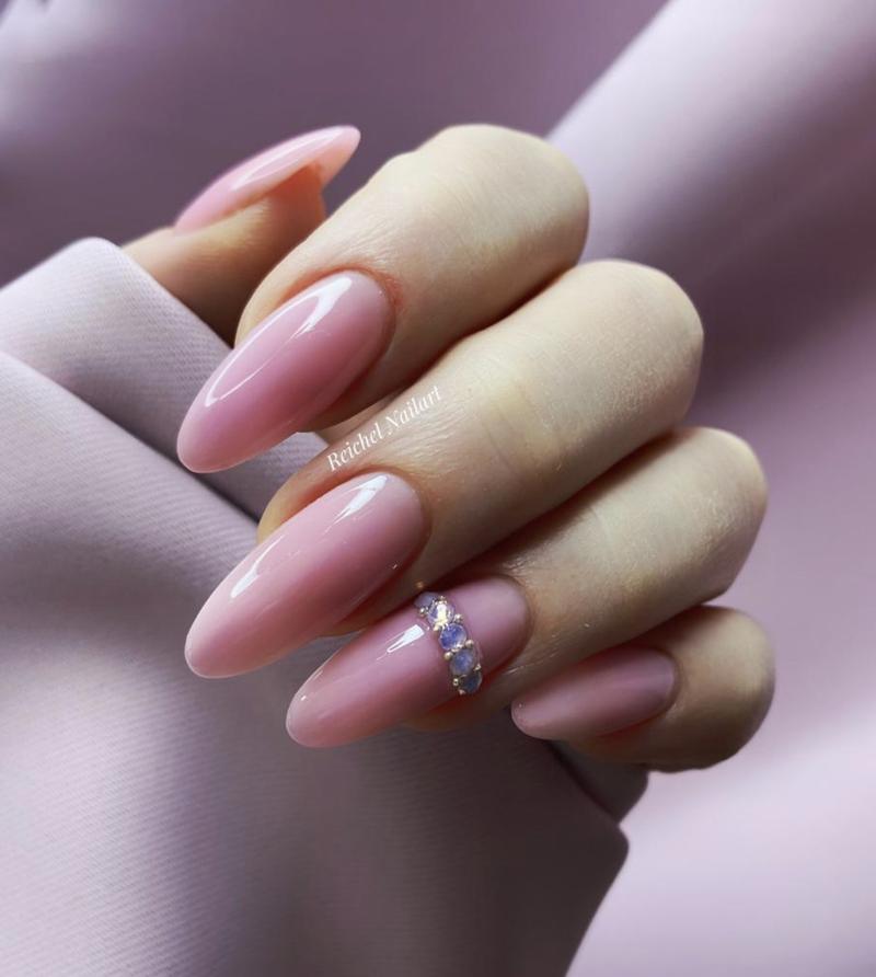 Schülerarbeit — Elegante Nägel mit Schmuck